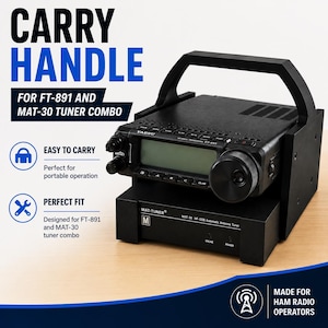 Pode incluir: Uma estrutura de transporte em metal preto projetada para um transceptor Yaesu FT-891 e um sintonizador de antena MAT-30. A estrutura possui uma alça superior e mantém ambas as unidades eletrônicas. O texto inclui CARRY HANDLE FOR FT-891 AND MAT-30 TUNER COMBO, EASY TO CARRY, PERFECT FIT e MADE FOR HAM RADIO OPERATORS.