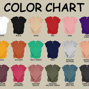 Puede incluir: Una carta de colores muestra camisetas de varios colores, incluyendo blanco, negro, arena, rojo, rosa y morado. Otros colores son dorado, oto&ntilde;o, verde Kelly, azul marino, gris atl&eacute;tico y melocot&oacute;n brezo. La carta tambi&eacute;n muestra granate brezo, frambuesa brezo, malva brezo, verde militar brezo, verde azulado profundo brezo y gris oscuro brezo.