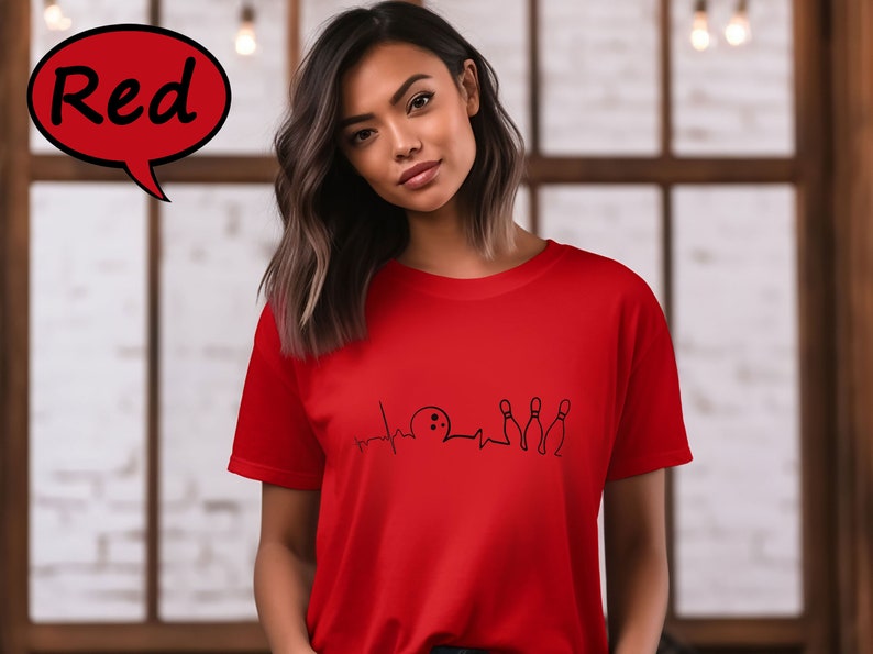 Puede incluir: Una camiseta roja con un gr&aacute;fico negro de una bola de bolos y bolos con una l&iacute;nea de latido del coraz&oacute;n.