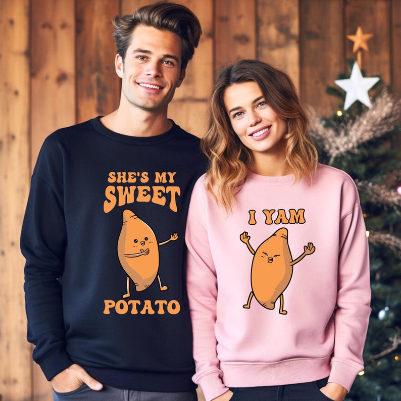 Puede incluir: Sudaderas negras y rosas a juego con gr&aacute;ficos de batatas. La sudadera negra dice "She's my Sweet Potato" y la sudadera rosa dice "I Yam". Perfectas para parejas.