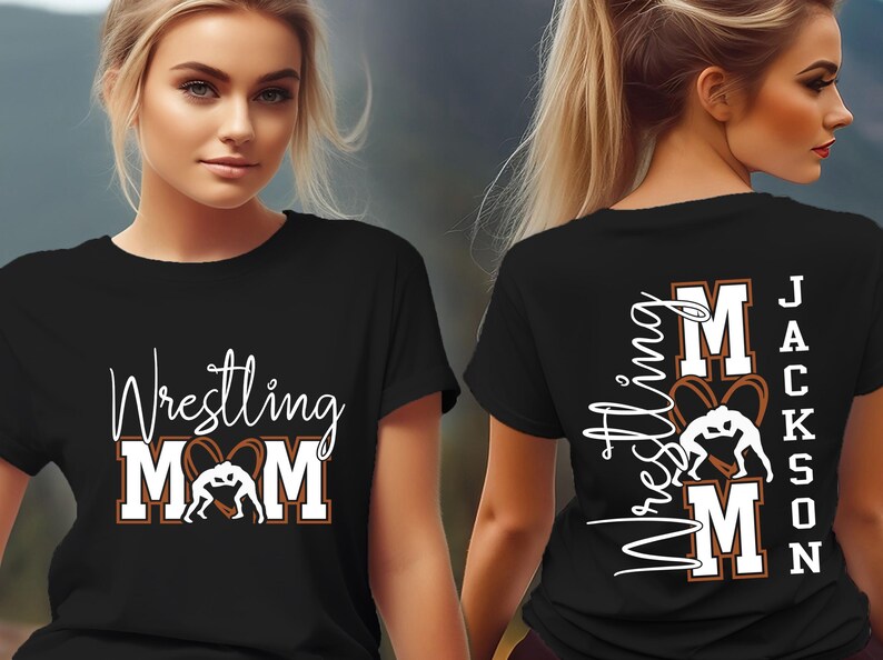以下が含まれることがあります： 黒いTシャツ。白い筆記体とブロック体の文字で「Wrestling Mom」と書かれ、レスリングのグラフィックが特徴です。シャツの背面には、白い文字で「Wrestling Mom」と「Jackson」と書かれています。