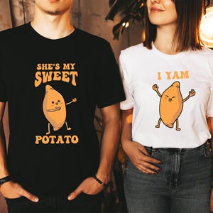 Puede incluir: Camisetas a juego en blanco y negro con gr&aacute;ficos de batatas. La camiseta negra dice "She's my Sweet Potato" y la camiseta blanca dice "I Yam". Un divertido y juguet&oacute;n atuendo de pareja.