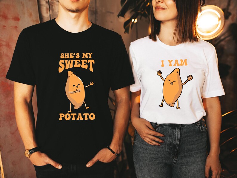 Puede incluir: Camisetas a juego en blanco y negro con gr&aacute;ficos de batatas. La camiseta negra dice "She's my Sweet Potato" y la camiseta blanca dice "I Yam". Un divertido y juguet&oacute;n atuendo de pareja.