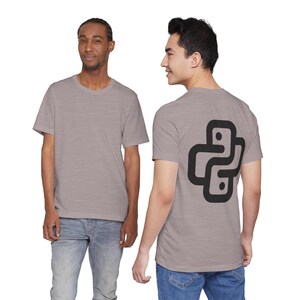 Puede incluir: Dos personas con camisetas de color gris claro. La camiseta de la derecha tiene un logotipo de Python negro en la espalda. Las camisetas son de manga corta y tienen cuello redondo. La persona de la izquierda lleva vaqueros azules.