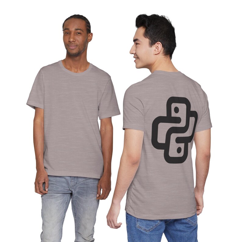Puede incluir: Dos personas con camisetas de color gris claro. La camiseta de la derecha tiene un logotipo de Python negro en la espalda. Las camisetas son de manga corta y tienen cuello redondo. La persona de la izquierda lleva vaqueros azules.