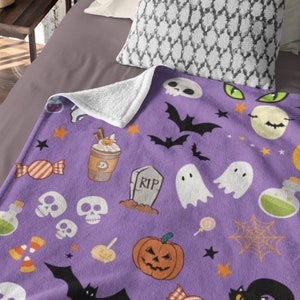 Retro Halloween Pumpkin Accent Blanket Gift for Mom, Groovy Halloween Blanket for Fall, Cozy Fall Comforter with Ghosts Throw Blanket Decor