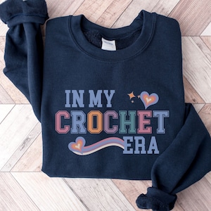 En mi camiseta de la era del crochet, camisa de punto, sudadera de mamá artesana para mujer, regalo divertido para amantes del crochet, cuello redondo de costura