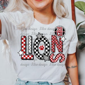 以下が含まれることがあります： 赤と黒のアクセントが付いた市松模様のデザインで「LIONS」という言葉がプリントされた白いTシャツ。「O」の文字には足跡があります。シャツには「38 CU」と星のグラフィックも付いています。