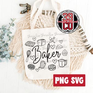 以下が含まれることがあります： ホイッパー、パン、カップケーキなど、ベーキング関連のアイテムの黒い線画が描かれた白いトートバッグ。「Baker」の文字は筆記体で書かれています。右下には「PNG SVG」と書かれた赤い長方形があります。