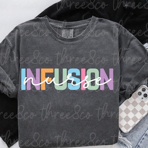 Infusion Krankenschwester PNG, medizinisches Stapeldesign png, Typografie png, benutzerdefinierter Text png, trendiges medizinisches png, iv Infusion png, Pflege png