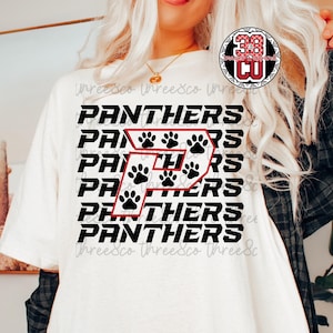 Könnte beinhalten: Weißes T-Shirt mit dem Wort "PANTHERS" in Schwarz mehrfach gestapelt, mit einem roten "P" und Pfotenabdrücken. Das Shirt hat einen Rundhalsausschnitt und kurze Ärmel. Ein kreisförmiges Logo ist oben rechts sichtbar.