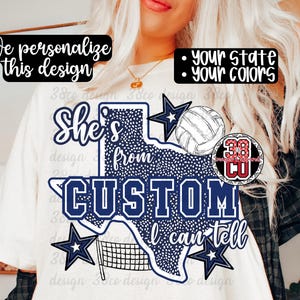 Könnte beinhalten: Ein weißes T-Shirt mit einer dunkelblauen Grafik des Bundesstaates Texas im Punktemuster. Der Text lautet "She's from CUSTOM I can tell". Das Design enthält einen Volleyball, ein Volleyballnetz und drei dunkelblaue Sterne mit weißen Umrandungen.