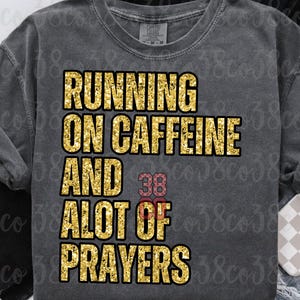 Corriendo en oraciones png, arte cristiano divertido png, letras falsas con brillo dorado png, linda frase espiritual png, la oración funciona png, sigue orando