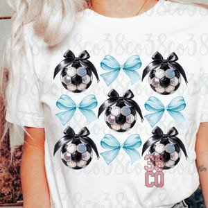 Voetbalontwerp met imitatie-lovertjes, penseelstreekontwerp, BLAUW flirtstrikontwerp, voetbal mama png-bestand voor sublimatie, blauwe strik png, voetbal png