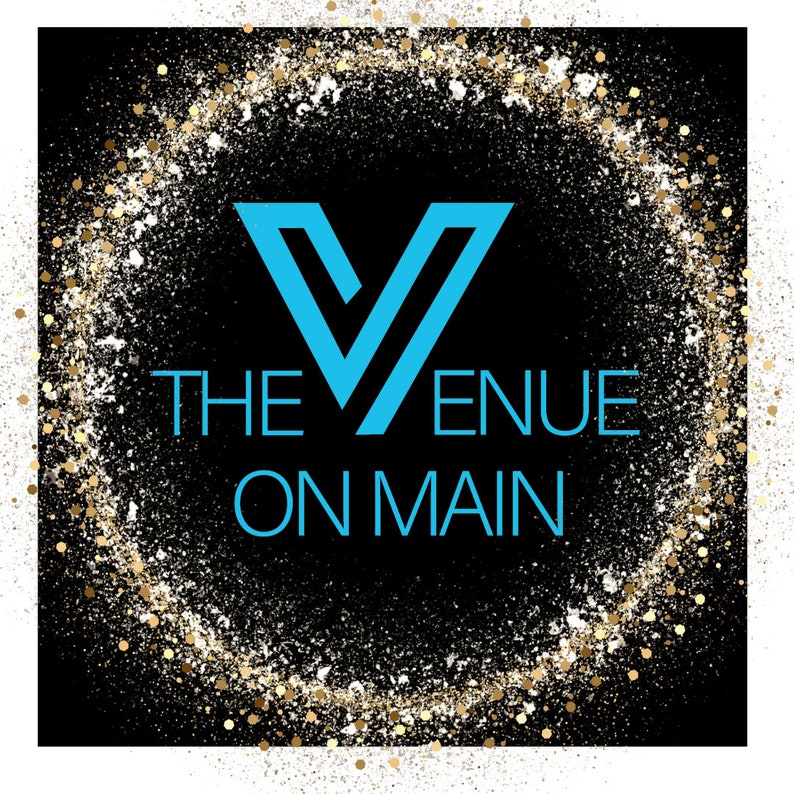 Op de afbeelding: Een zwart-wit logo met een blauwe "V" vorm voor "The Venue on Main" tegen een zwarte achtergrond met een gouden glitterrand.