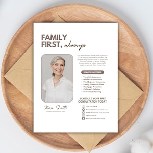 Può includere: Un volantino bianco con la scritta "FAMILY FIRST, always" e la foto di una donna. Il volantino è su un vassoio di legno con una busta marrone. Il volantino elenca i servizi offerti, tra cui l'assicurazione sulla vita a termine e la pianificazione della pensione.