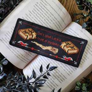 No hables latín delante de los libros: patrón de punto de cruz para marcapáginas inspirado en Buffy la cazavampiros