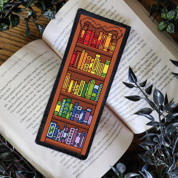 Wzór haftu krzyżykowego „Pride Bookmark”: Tęczowa półka na książki (wzór PDF)