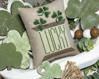 Lucky Clover Spool - Spring Spool-serie van Crafty Bluebonnet Designs | PDF/digitaal kruissteekpatroon