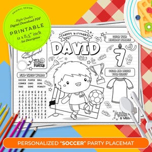 Puede incluir: Un mantel individual de fiesta de fútbol imprimible con una ilustración en blanco y negro de un niño jugando al fútbol. El mantel individual incluye una búsqueda de palabras, un espacio para colorear el número de cumpleaños 7 y un espacio para colorear y diseñar una camiseta de fútbol. El mantel individual está personalizado con el nombre "David".