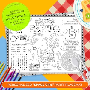 Puede incluir: Un mantel individual de fiesta imprimible en blanco y negro con temática espacial. Presenta una astronauta, planetas, un OVNI, un laberinto y una búsqueda de palabras. El mantel individual está personalizado con el nombre "Sophia" y el número "5".
