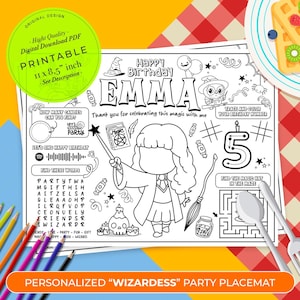 Puede incluir: Un mantel individual imprimible en blanco y negro con un personaje de mago, un pastel de cumpleaños, un laberinto y una búsqueda de palabras. El mantel individual está personalizado con el nombre "Emma" y el número "5".
