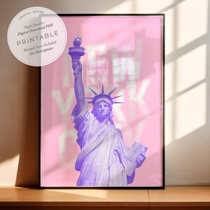 Puede incluir: Un póster rosa con una silueta morada de la Estatua de la Libertad y el texto "NEW YORK CITY" en blanco.