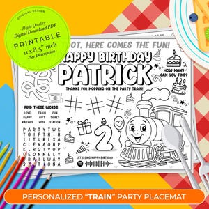 Puede incluir: Un mantel individual de fiesta imprimible, en blanco y negro, personalizado con temática de tren para el cumpleaños de un niño. El mantel individual presenta un tren con una cara sonriente, un pastel de cumpleaños y las palabras "Feliz cumpleaños Patrick". El mantel individual también incluye un rompecabezas de búsqueda de palabras y un espacio para la edad del niño.