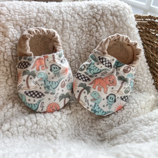 Baby Moccs, Skater Dino, Baby Booties, Crib Shoes, Soft Sole Shoes, Barefoot Shoes, Baby Shoes, Moccasins, Trendy Baby, Baby Gift