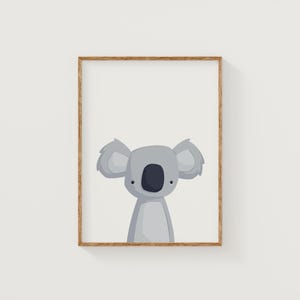 Puede incluir: Una impresi&oacute;n enmarcada de un koala de dibujos animados con pelaje gris y ojos negros. El koala est&aacute; mirando directamente al espectador.