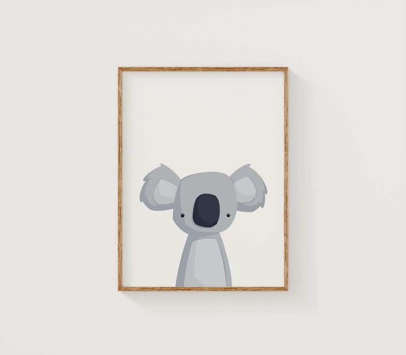 Puede incluir: Una impresi&oacute;n enmarcada de un koala de dibujos animados con pelaje gris y ojos negros. El koala est&aacute; mirando directamente al espectador.