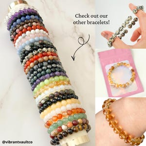 K&ouml;nnte beinhalten: Eine Sammlung von Armb&auml;ndern mit Perlen in verschiedenen Farben und Steinarten, ausgestellt auf einem wei&szlig;en St&auml;nder. Das Bild enth&auml;lt Nahaufnahmen einzelner Armb&auml;nder, die die Vielfalt der Designs und Materialien zeigen. Text: "Check out our other bracelets!"