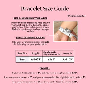 K&ouml;nnte beinhalten: Eine rosa Grafik mit dem Text "Bracelet Size Guide" und Anweisungen zum Messen von Handgelenken f&uuml;r Armb&auml;nder. Enth&auml;lt ein Foto eines Handgelenks, das mit einem Ma&szlig;band gemessen wird. Der Leitfaden enth&auml;lt Gr&ouml;&szlig;eninformationen f&uuml;r verschiedene Perlen und Passformen.