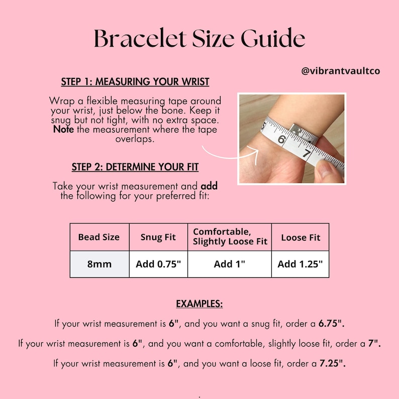 K&ouml;nnte beinhalten: Eine rosa Grafik mit dem Text "Bracelet Size Guide" und Anweisungen zum Messen von Handgelenken f&uuml;r Armb&auml;nder. Enth&auml;lt ein Foto eines Handgelenks, das mit einem Ma&szlig;band gemessen wird. Der Leitfaden enth&auml;lt Gr&ouml;&szlig;eninformationen f&uuml;r verschiedene Perlen und Passformen.