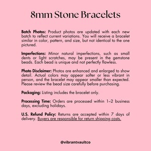 K&ouml;nnte beinhalten: Das Bild zeigt den Text "8mm Stone Bracelets" auf rosa Hintergrund. Zus&auml;tzlicher Text liefert Produktinformationen, einschlie&szlig;lich Chargenfotos, Unvollkommenheiten, Haftungsausschl&uuml;ssen f&uuml;r Fotos, Verpackung, Bearbeitungszeit und R&uuml;ckgabebedingungen. Der Verk&auml;ufername ist @vibrantvaultco.