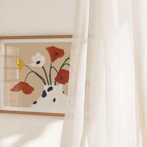 K&ouml;nnte beinhalten: Gerahmter Kunstdruck mit einer Vase mit roten, wei&szlig;en und gelben Blumen. Die wei&szlig;e Vase hat blaue und schwarze Tupfen. Das Kunstwerk ist vor einem beigefarbenen Hintergrund mit Holzrahmen.