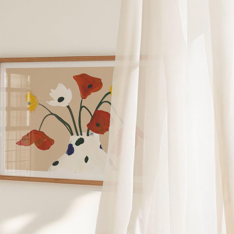 K&ouml;nnte beinhalten: Gerahmter Kunstdruck mit einer Vase mit roten, wei&szlig;en und gelben Blumen. Die wei&szlig;e Vase hat blaue und schwarze Tupfen. Das Kunstwerk ist vor einem beigefarbenen Hintergrund mit Holzrahmen.