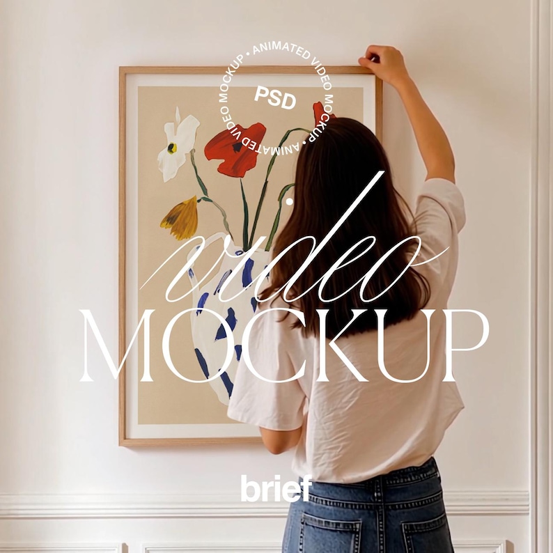K&ouml;nnte beinhalten: Eine Frau h&auml;ngt einen gerahmten Druck eines Blumenstilllebens an einer wei&szlig;en Wand. Der Druck zeigt eine Vase mit gelben, wei&szlig;en und roten Blumen. Der Text "video MOCKUP" ist &uuml;ber das Bild gelegt.