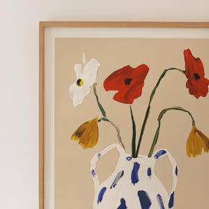 K&ouml;nnte beinhalten: Eine wei&szlig;e Vase mit einem abstrakten Muster in Blau und Wei&szlig;, gef&uuml;llt mit roten und wei&szlig;en Blumen. Die Blumen sind in einem Strau&szlig; mit gr&uuml;nen Stielen angeordnet.