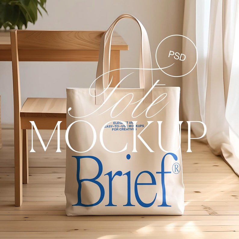 Puede incluir: Una maqueta de bolsa de lona beige con el texto "tote mockup" y "Brief" en letras azules. La bolsa est&aacute; sobre una superficie de madera.