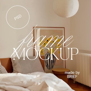 Puede incluir: Una cama blanca con una almohada a rayas y una manta blanca. Un cuadro enmarcado con flores amarillas en un jarrón a rayas está en la pared detrás de la cama. El texto "frame MOCKUP" está escrito en blanco en la imagen. El texto "made by BRIEF" está escrito en blanco en la esquina inferior derecha de la imagen.