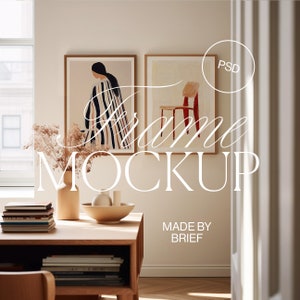 Peut inclure: Deux impressions d'art encadrées sur un mur blanc. L'impression de gauche représente une femme en robe rayée. L'impression de droite représente une chaise avec un coussin rouge. Le texte "Frame Mockup" est superposé à l'image. Le texte "Made by Brief" est en bas de l'image.