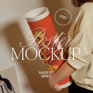 Poster-Mockup mit Person | Posterrollen-Mockup | Halten Poster Tube Mockup | Nahaufnahme-Detail-Mockup | PSD Photoshop Photopea Minimal Mockup