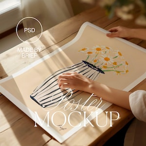 Maqueta de póster con persona / Maqueta plana Flatlay / Maqueta de detalle de primer plano / ISO A DIN Ratio / PSD Photoshop Photopea Mockup / Minimal Modern