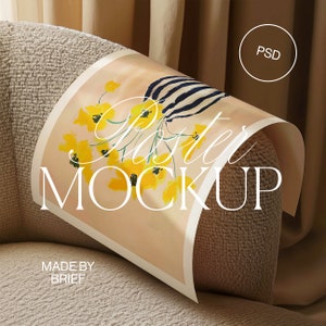 Maqueta de póster en silla / Maqueta plana Flatlay / Póster doblado / Sofá impreso / ISO DIN Ratio / PSD Photoshop Photopea Mockup Minimal Modern