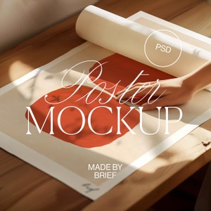 Poster Mockup mit Person | Posterrolle Mockup | Nahaufnahme Detail Mockup | ISO DIN Verhältnis | PSD Photoshop Photopea Mockup | Minimale Flatlay