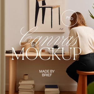 Puede incluir: Una maqueta de lienzo blanco con una pintura abstracta en blanco y negro de una silla. El lienzo está apoyado contra una pared con un escritorio de madera y un taburete delante. El texto "Canvas Mockup" está escrito en blanco en el escritorio. El texto "Made by Brief" está escrito en blanco debajo del escritorio.