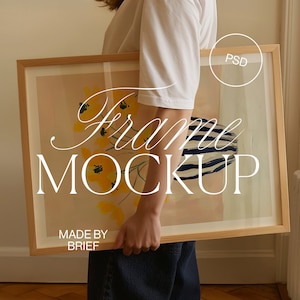 以下が含まれることがあります： 黄色い花と青と白の抽象的な形が特徴の額装されたアートプリント。 フレームは明るい色の木材で作られています。「Frame Mockup」と「Made by Brief」の文字が見えます。