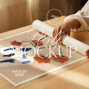 Poster Mockup mit Person | Posterrolle Mockup | Abrollen Poster | Nahaufnahme Detail Mockup | PSD Photoshop Photopea Mockup | Minimal