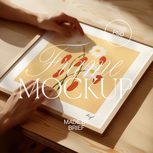 Rahmenmodell mit Person | Rahmen auf Tischmodell | Nahaufnahme-Detail-Mockup | Quadratische flache Lage | PSD Photoshop Photopea Mockup | Minimal modern